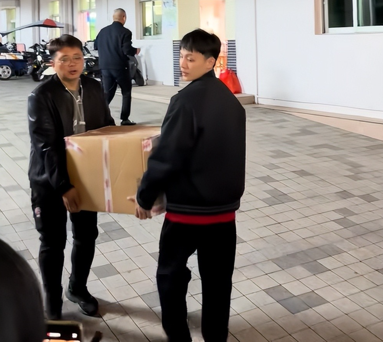 徐杰买年货回家探望父母！随后前往男篮报到，无缘与上海的淘汰赛